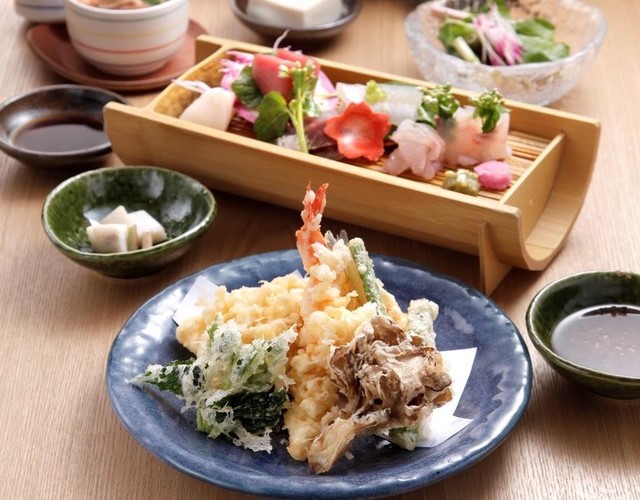 新年会は本格的な和食料理が楽しめる東銀座の［天ぷら竹の庵］へお越しください。